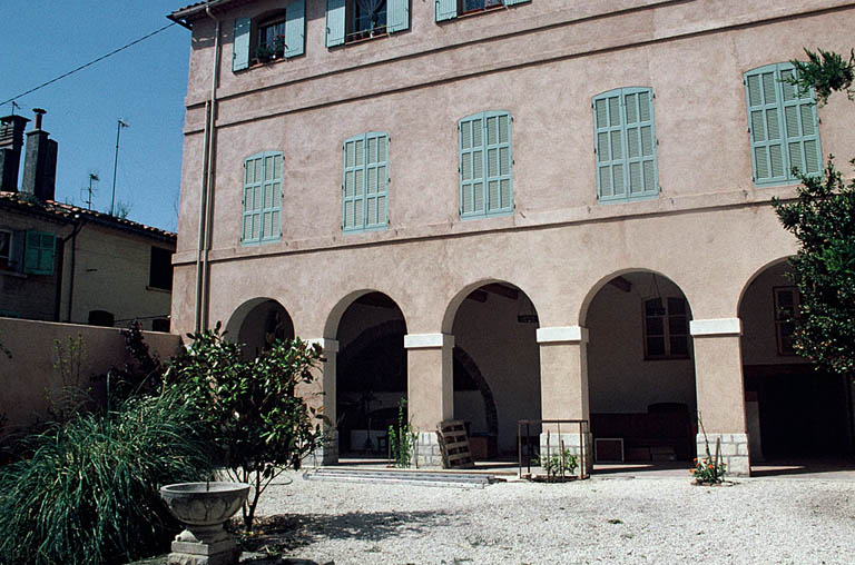 Cour, façade ouest.