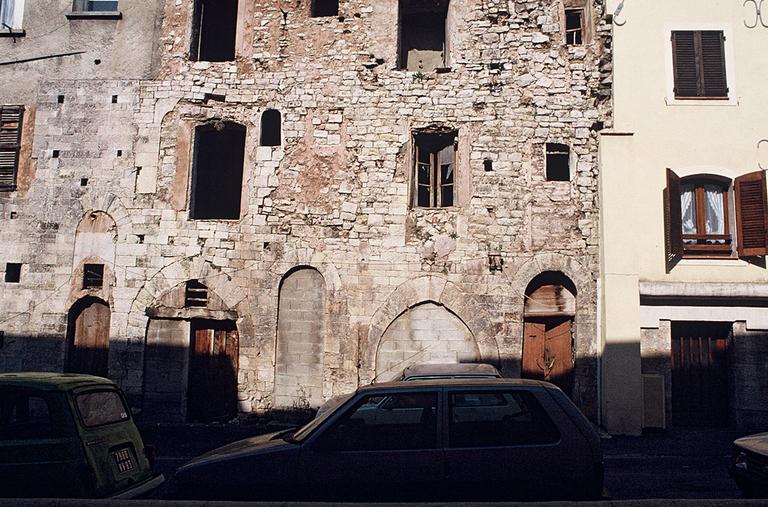 Façade sur rue, vue partielle.