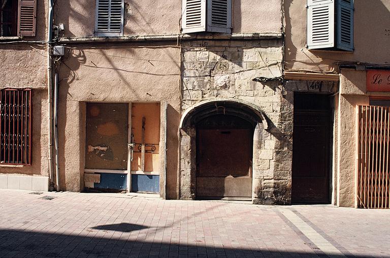 Façade sur rue, vue partielle.