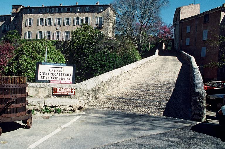 Rampe d'accès et façade sud.