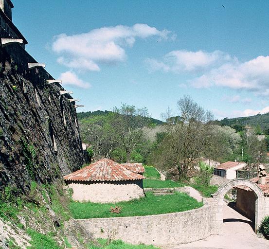 Glacière et murs de soutènement.