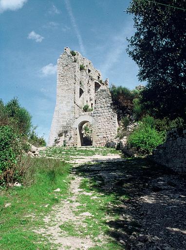 Rampe d'accès et porte du château.