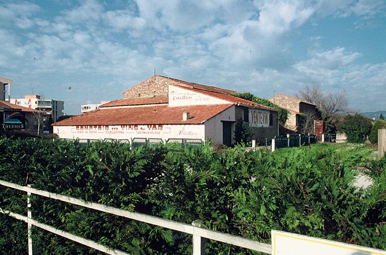 Ferme de Villeneuve, site archéologique au premier plan.