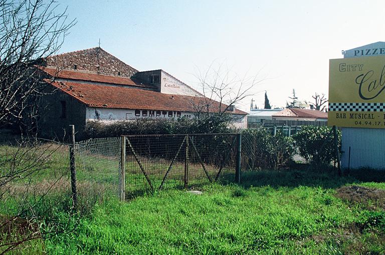 Ferme de Villeneuve, site archéologique au premier plan.