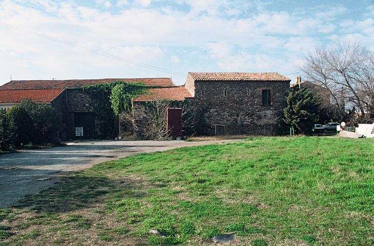 Ferme de Villeneuve, site archéologique au premier plan.