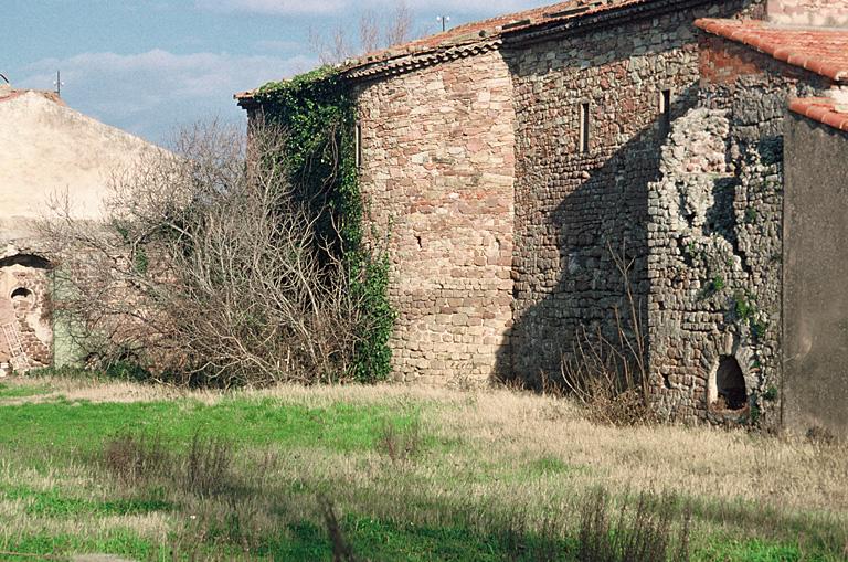 Ferme de Villeneuve, site archéologique au premier plan.