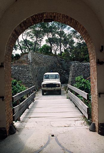 Pont d'accès.