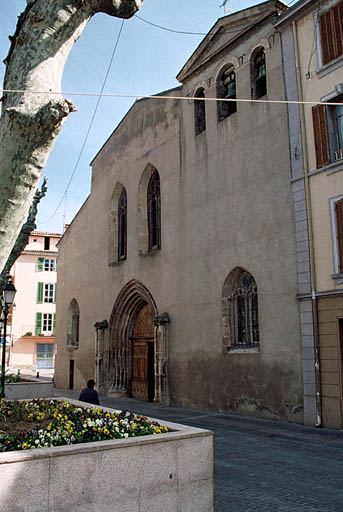 Façade sur la place.