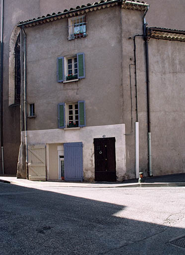 Maison accolée au chevet.