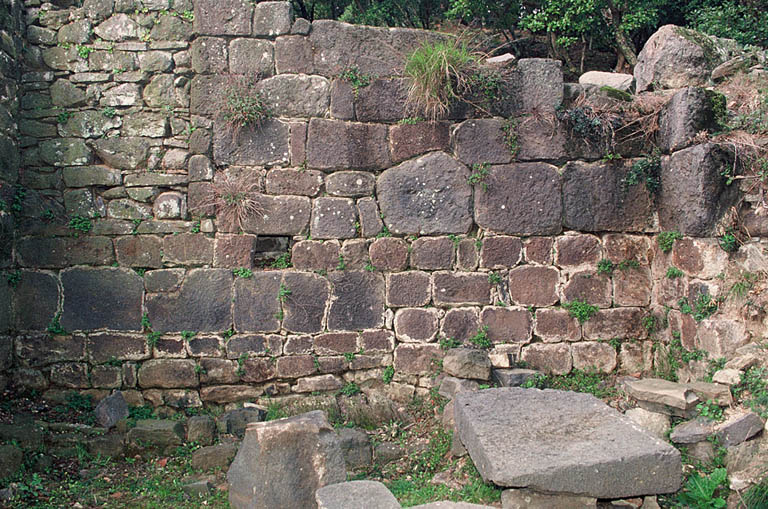 Vestiges de murs près de la chapelle.