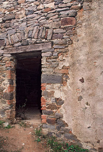 Porte, abri près de la chapelle.