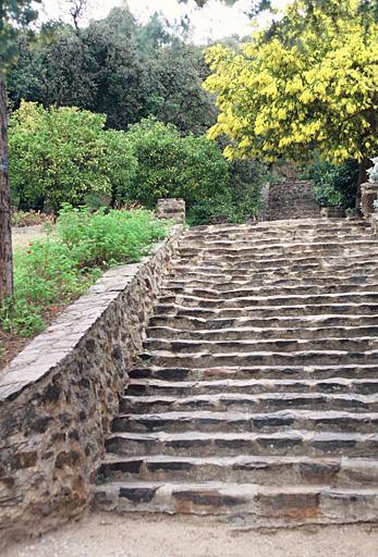 Vue générale, escalier fleuri.