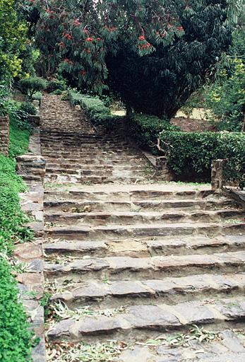 Vue générale, escalier fleuri.