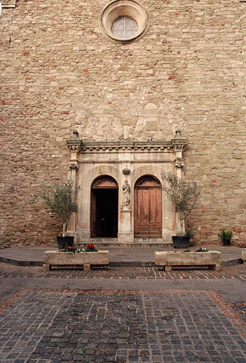 Façade sur la place, portail.