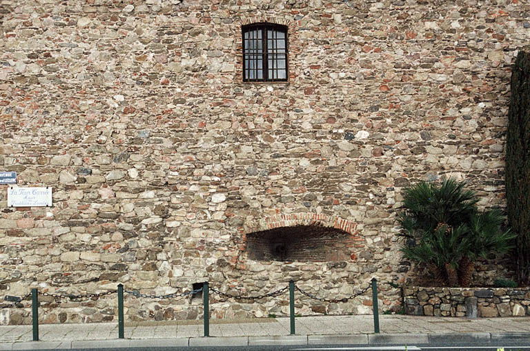 Façade latérale ouest, bouche à feu.