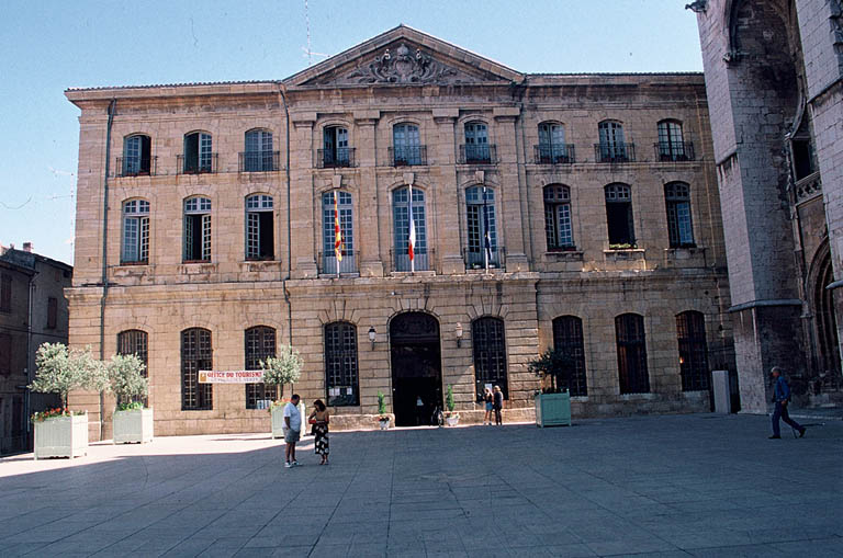 Façade sur la place.