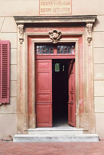 Façade sud, porte principale.