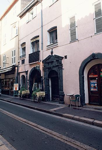 Vue générale de la façade.