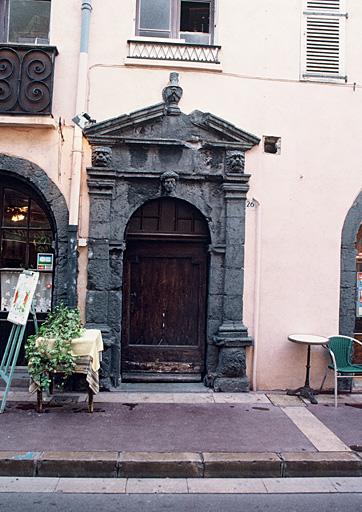 Porte sur rue.