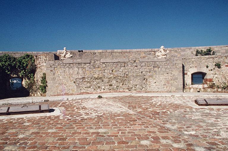 Vestiges du pavillon de la Consigne exposés dans la cour.