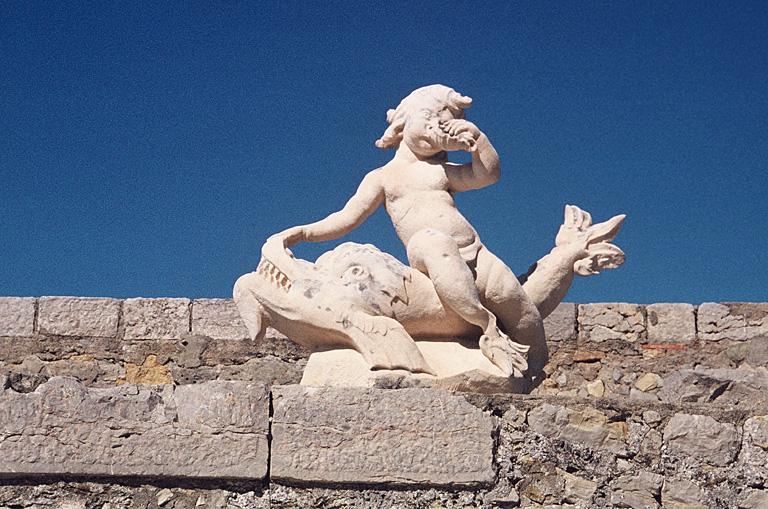 Vestiges du pavillon de la Consigne exposés dans la cour, élément sculpté.