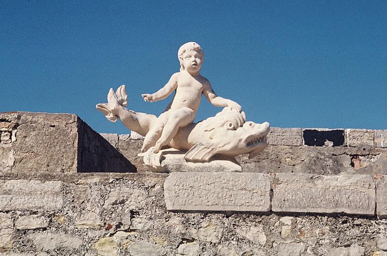 Vestiges du pavillon de la Consigne exposés dans la cour, élément sculpté.