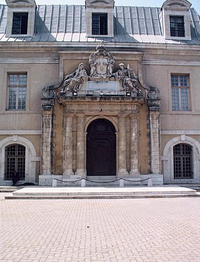 Vue générale de la porte.