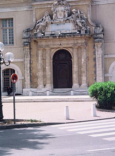 Porte, vue générale.