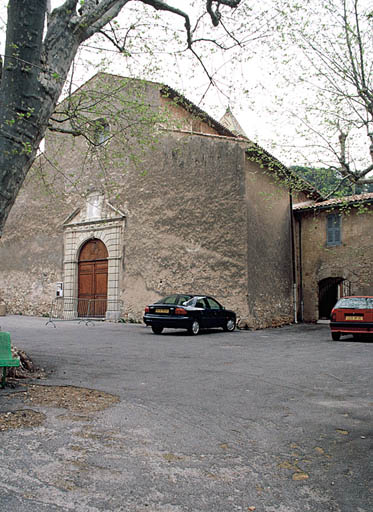 Façade sur la place.