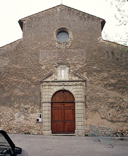 Façade sur la place.