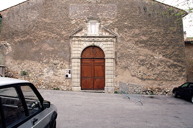 Façade sur la place.