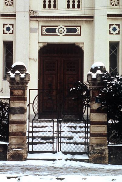 Vue depuis la rue, travée de l'entrée.