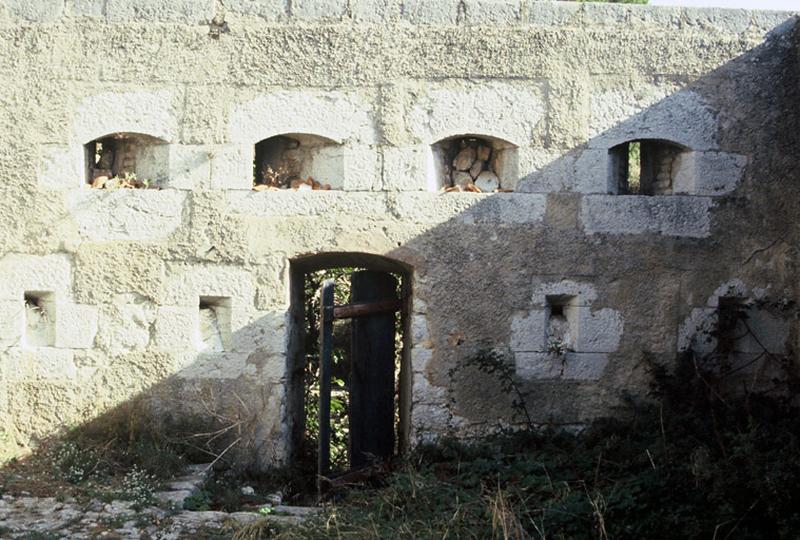 Mur d'enceinte, orifices de tir.