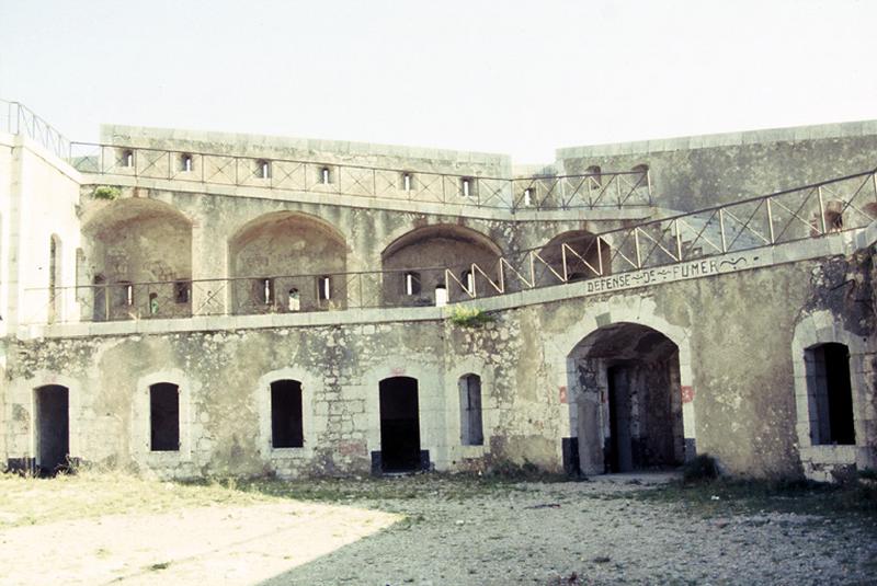 Intérieur du fort, cour.