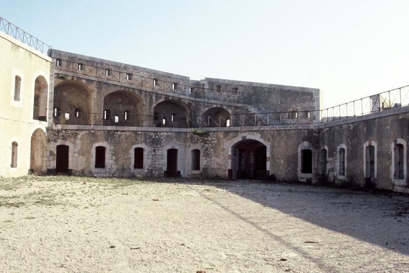 Intérieur du fort, cour.