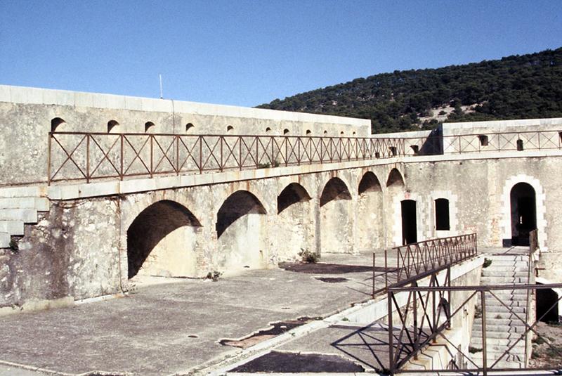 Intérieur du fort, terrasse et chemin de ronde.