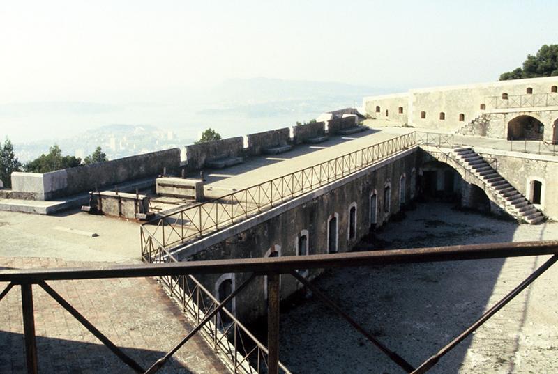 Intérieur du fort, terrasses.