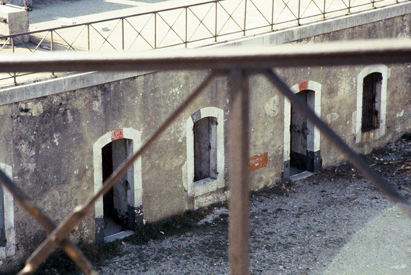 Intérieur du fort, cour vue depuis les terrasses.