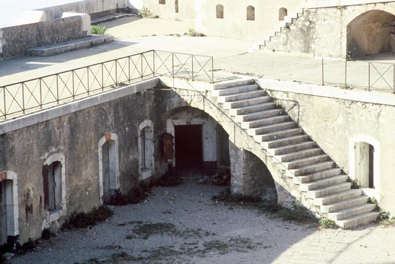 Intérieur du fort, vue depuis les terrasses.