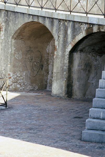 Intérieur du fort, mur de soutènement des terrasses percé d'arcades.