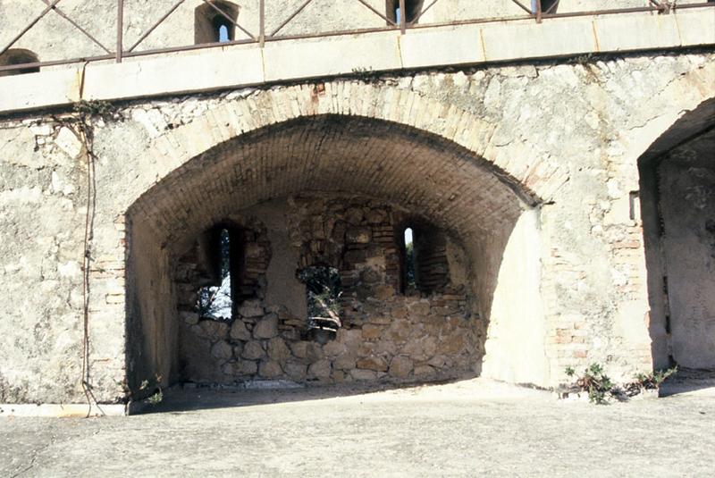 Intérieur du fort, mur de soutènement des terrasses percé d'arcades.