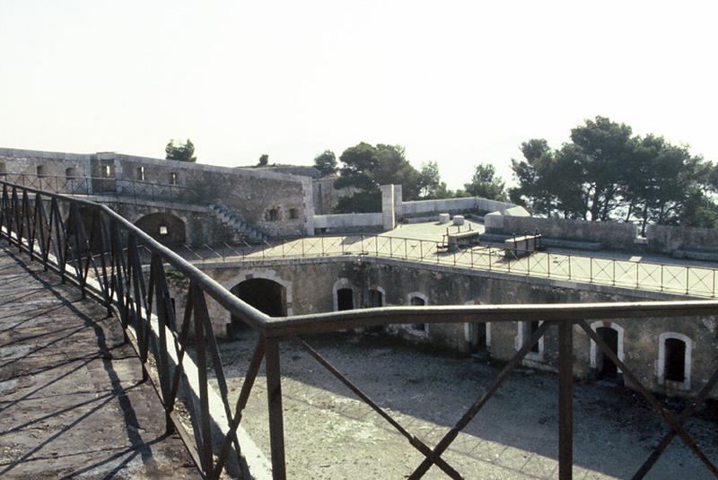 Intérieur du fort, vue depuis le chemin de ronde.