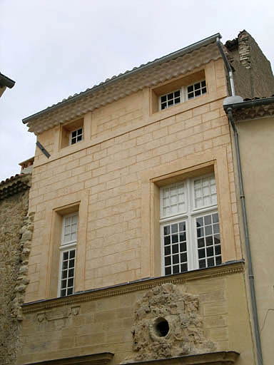 Façade, parties hautes.