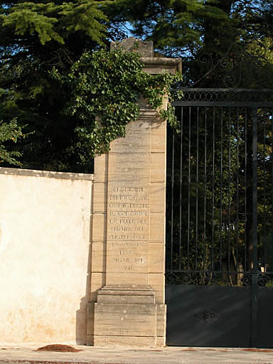 Portail d'entrée, pilier avec inscriptions.