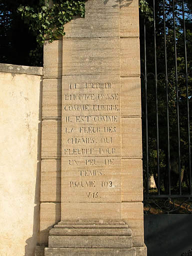 Portail d'entrée, pilier avec inscriptions.