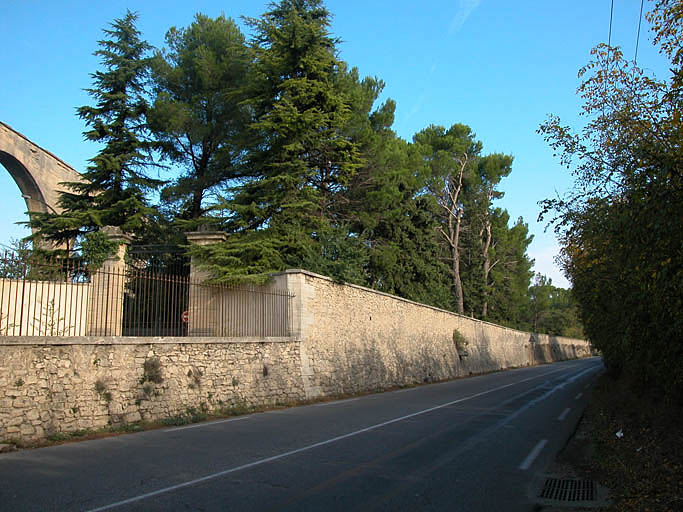 Mur de clôture.