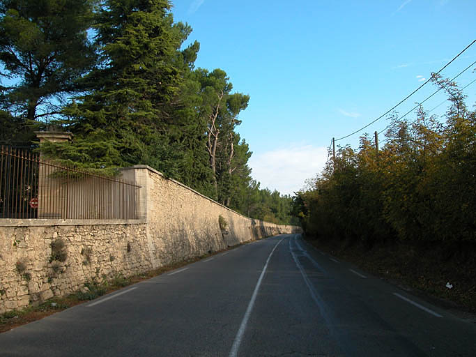 Mur de clôture.