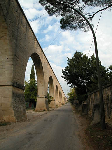 Aqueduc longeant le cimetière.