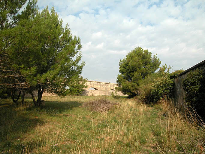 Vue générale, au fond l'aqueduc.