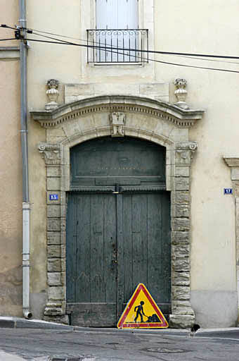 Façade sur la rue du Berteuil, portail d'entrée vers le cloître.